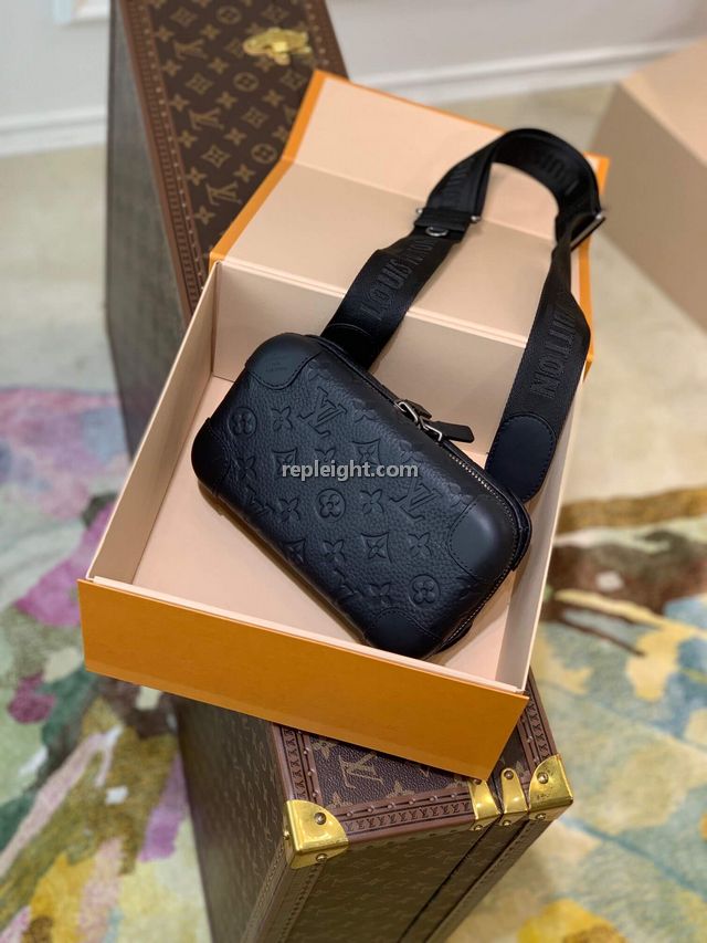 LOUIS VUITTON-M20439 루이비통 블랙 모노그램 토뤼옹 가죽 호라이즌 클러치