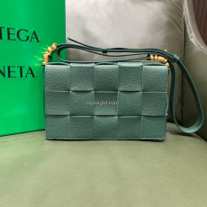 BOTTEGA VENETA-666870 보테가 베네타 그린 인트레치아토 위빙 카세트 백