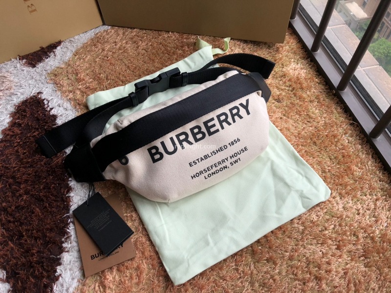 BURBERRY-80146411 버버리 미디엄 호스페리 프린트 코튼 캔버스 범백