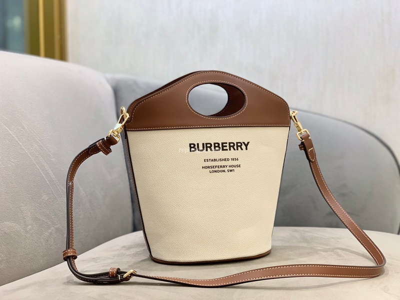 BURBERRY-80462421 버버리 내추럴/탠 스몰 투톤 캔버스 레더 포켓 버킷 백