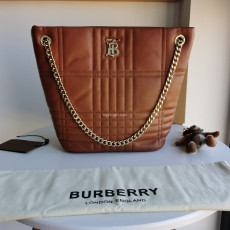 BURBERRY-80462381 버버리 브라운 미디엄 퀼팅 램스킨 롤라 버킷 백