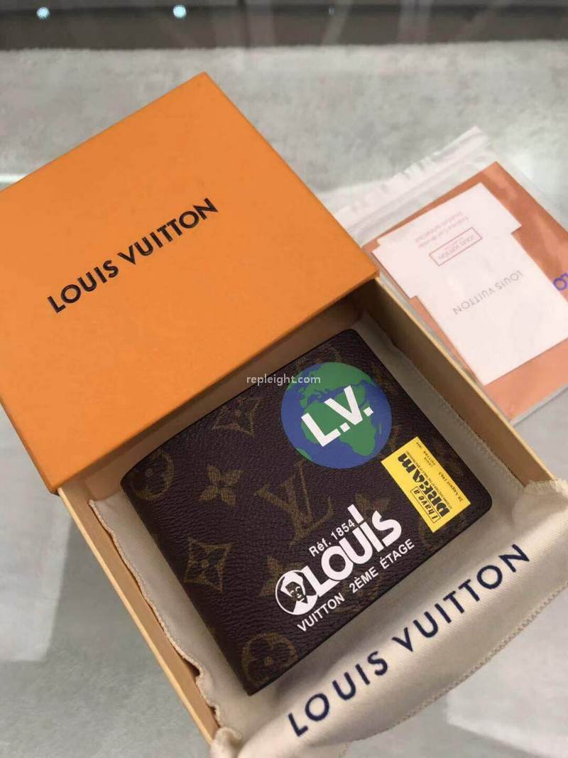 LOUIS VUITTON-M67819 루이비통 모노그램 스티커 프린트 멀티플 월릿