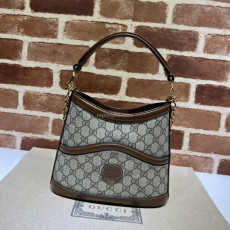 GUCCI-696011 8563 구찌 인터로킹 G 라지 숄더백