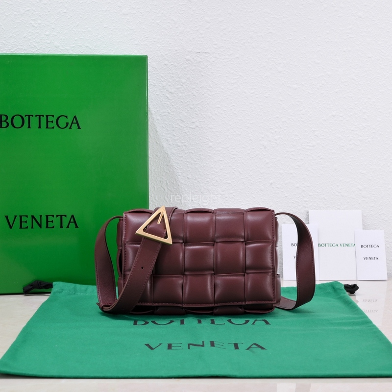 BOTTEGA VENETA-717506VCQR12247 스몰 패디드 카세트 (이종석❤️아이유 커플가방)