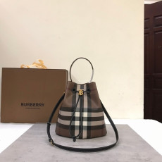 BURBERRY-80630701 스몰 TB 버킷 백