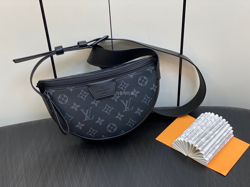 LOUIS VUITTON - 루이비통 m23835 LV 문 크로스바디