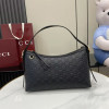 GUCCI-구찌 ‎847449 AAFDV 1000 블랙 GG 엠블럼 미디엄 숄더백