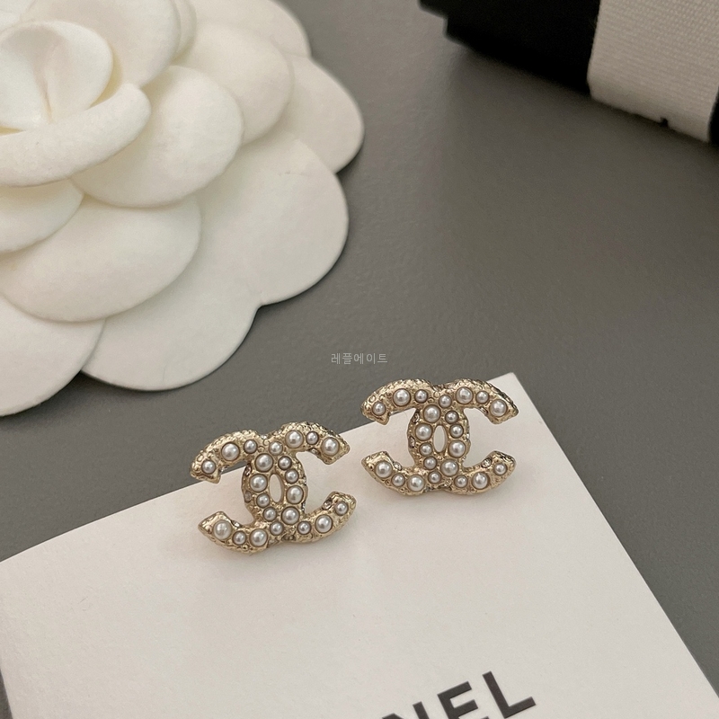 CHANEL-샤넬 A64766 100주년 기념 진주 귀걸이 화이트 펄 골드 CC로고